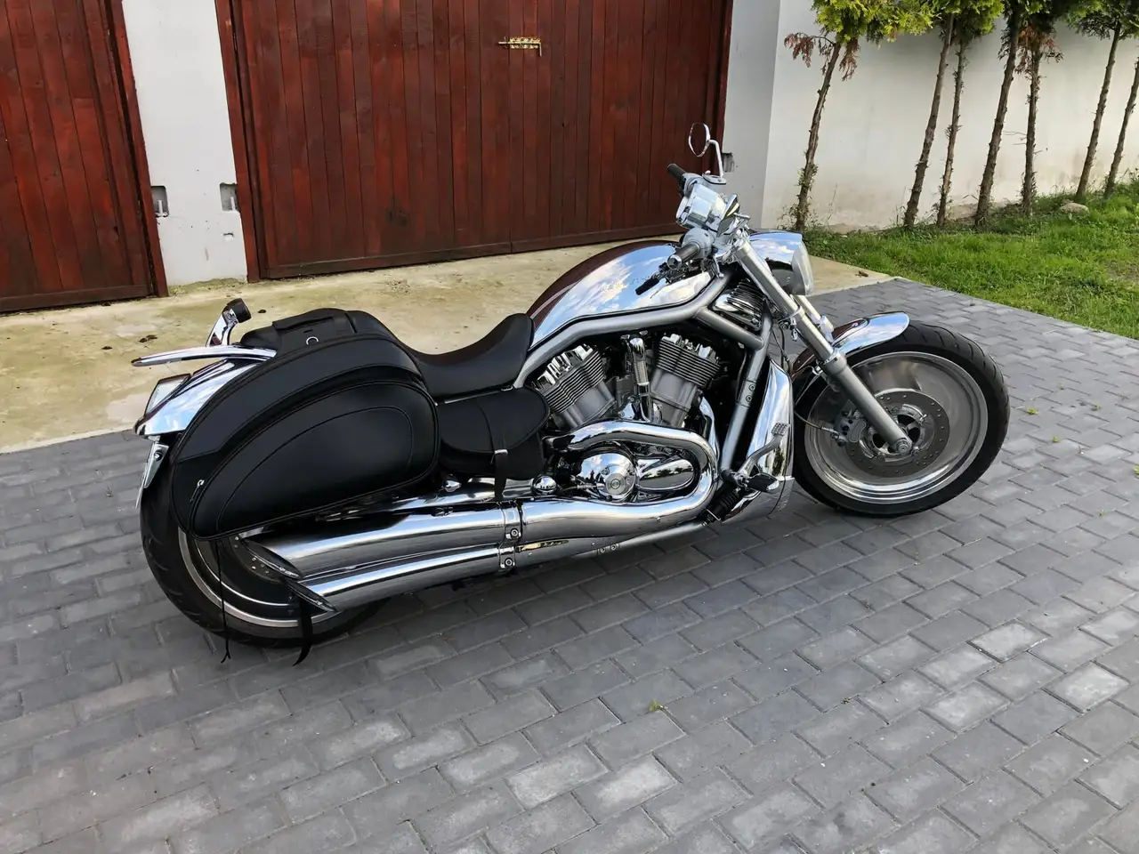 Custom cruiser motorcycle with polished metal bodywork
